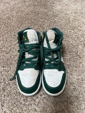Nike Kids High-Top Sneakers in Green and White 3.5 size